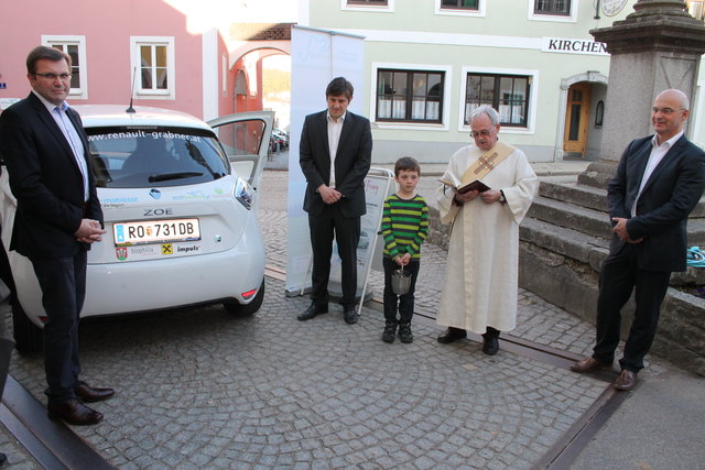 Erstes Sarleinsbacher Elektroauto: Präsentation und Segnung.