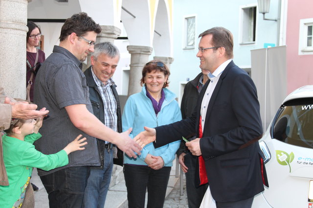 Erstes Sarleinsbacher Elektroauto: Präsentation und Segnung.