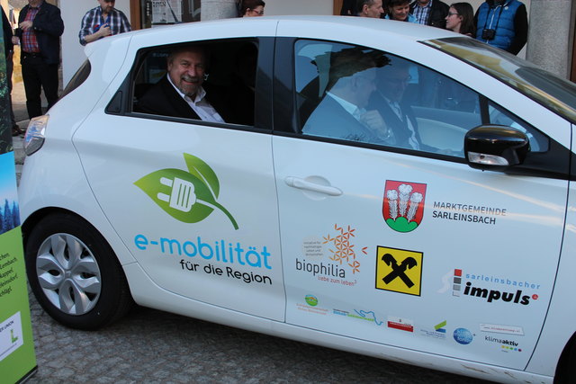 Erstes Sarleinsbacher Elektroauto: Präsentation und Segnung.