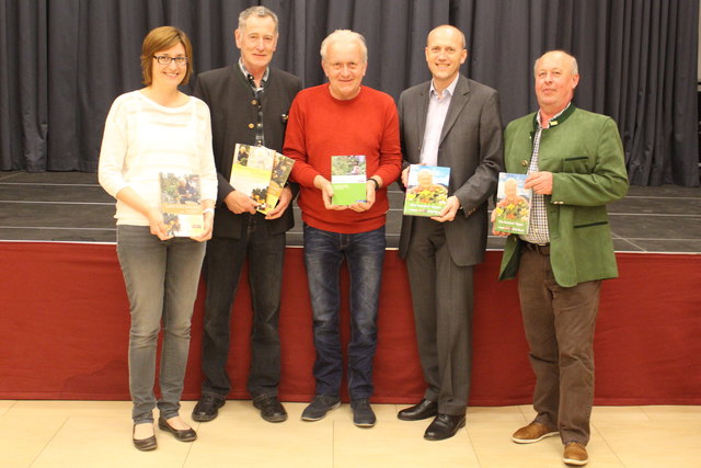 Bianca Wojta, Karl Waltner, Leopold Fischer und Karl Schwanzer (vlnr) vom Kultur- und Verschönerungsverein Absdorf präsentieren die Bücher des Radiogärtners Franz Gabesam (Mitte). | Foto: Brigitta Fischer