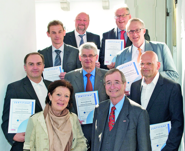 Als erste Berater in Österreich haben Christine Hödlmayr-Gammer (Schwertberg), Hans-Peter Graf (Wels), Reinhard Hofbauer (Gmunden), Wolfgang Koller (Marchtrenk), Thomas Reischauer (Wels), Hannes Schimpelsberger (Hörsching), Christian Scholler (Pregarten), Harald Schützinger (Sonnberg), Manfred Stallinger (Rohrbach, r., hinten) und Herbert Wallak (Steyr) das kommissionelle Hearing erfolgreich absolviert.