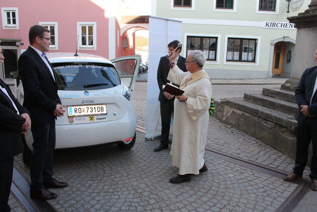Erstes Sarleinsbacher Elektroauto: Präsentation und Segnung.