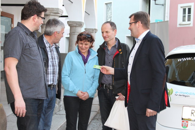 Erstes Sarleinsbacher Elektroauto: Präsentation und Segnung.