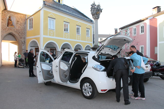 Erstes Sarleinsbacher Elektroauto: Präsentation und Segnung.