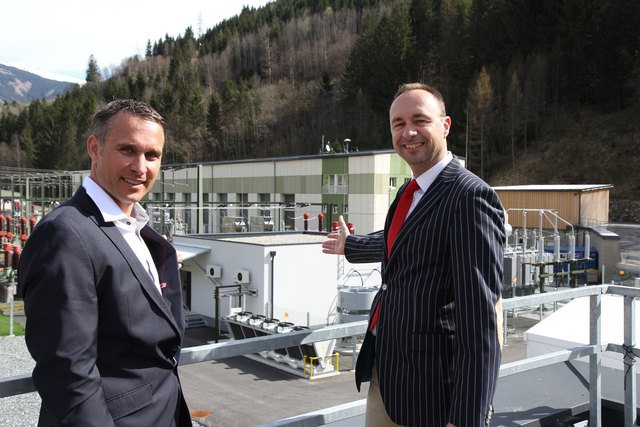 Hannes Lerchbaumer, Bürgermeister Uttendorf und Johann Pluy, Geschäftsbereichsleiter Bahnsysteme ÖBB-Infrastruktur AG präsentieren den neuen Frequenzumformer am ÖBB-Werksgelände in Uttendorf