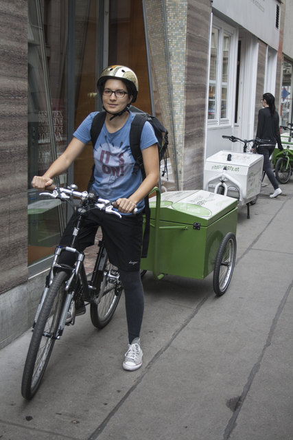Radlerin Sam macht sich auf den Weg. Zwischen zehn und zwölf Uhr wird das Essen geliefert. | Foto: A. Burghardt