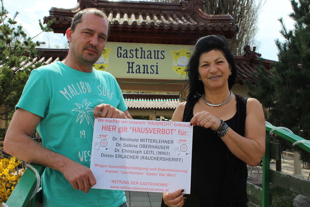 Isabella Stuhrund ihr Partner Hansi vom Gasthaus Hansi in der Donaustadt sind gegen ein komplettes Rauchverbot und haben sich der Protest-Aktion angeschlossen. | Foto: Sellner