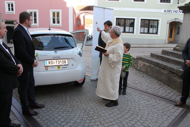 Erstes Sarleinsbacher Elektroauto: Präsentation und Segnung.