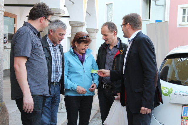 Erstes Sarleinsbacher Elektroauto: Präsentation und Segnung.