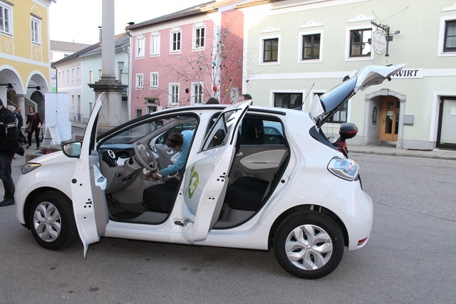 Erstes Sarleinsbacher Elektroauto: Präsentation und Segnung.