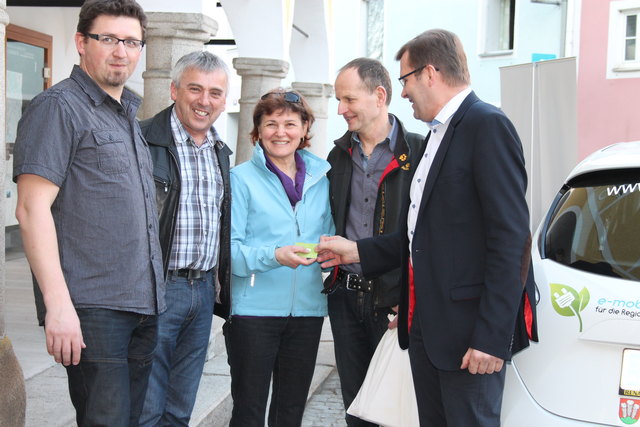 Erstes Sarleinsbacher Elektroauto: Präsentation und Segnung.