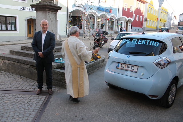 Erstes Sarleinsbacher Elektroauto: Präsentation und Segnung.