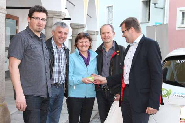 Erstes Sarleinsbacher Elektroauto: Präsentation und Segnung.