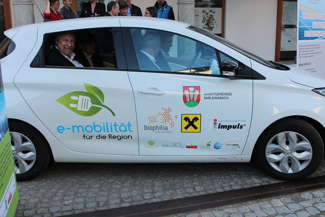 Erstes Sarleinsbacher Elektroauto: Präsentation und Segnung.