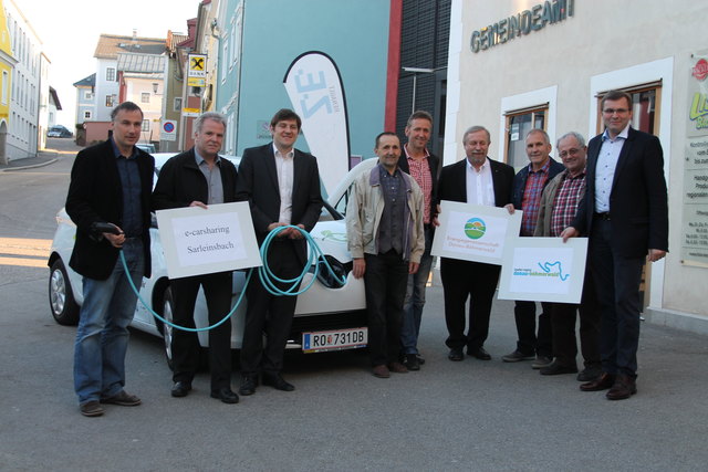 Erstes Sarleinsbacher Elektroauto: Präsentation und Segnung.