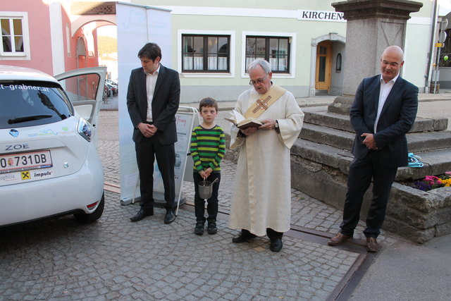 Erstes Sarleinsbacher Elektroauto: Präsentation und Segnung.