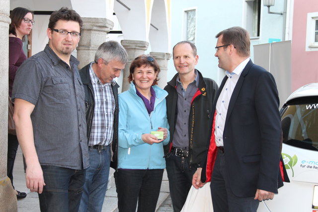 Erstes Sarleinsbacher Elektroauto: Präsentation und Segnung.