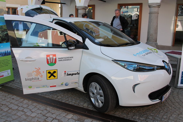 Erstes Sarleinsbacher Elektroauto: Präsentation und Segnung.