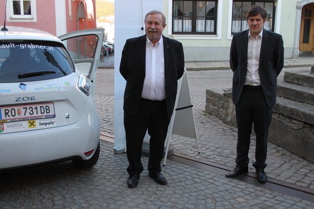 Erstes Sarleinsbacher Elektroauto: Präsentation und Segnung.