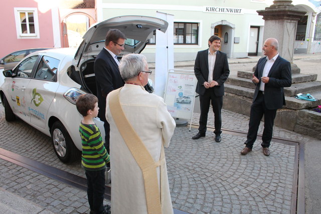 Erstes Sarleinsbacher Elektroauto: Präsentation und Segnung.