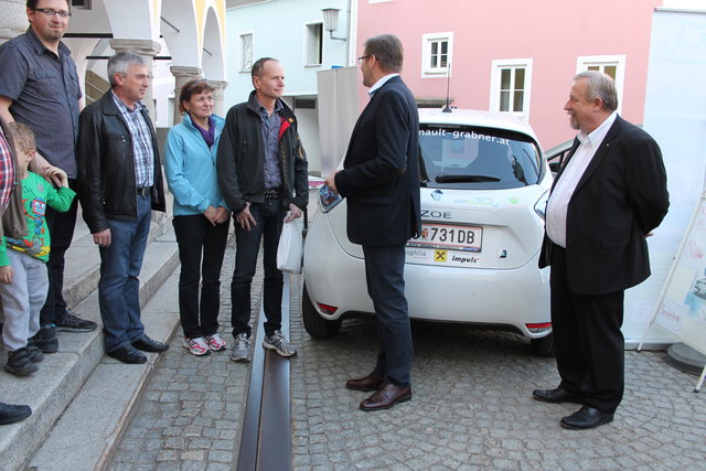 Erstes Sarleinsbacher Elektroauto: Präsentation und Segnung.