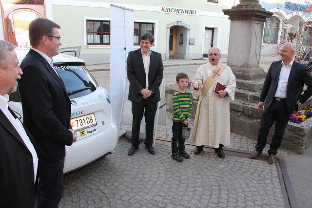 Erstes Sarleinsbacher Elektroauto: Präsentation und Segnung.