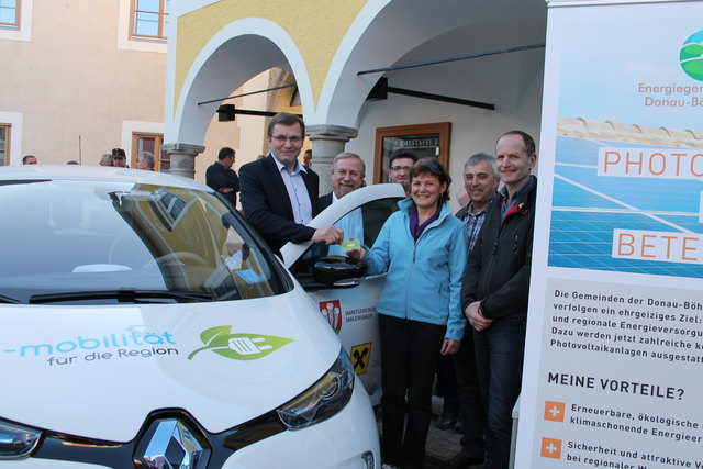 Erstes Sarleinsbacher Elektroauto: Präsentation und Segnung.
