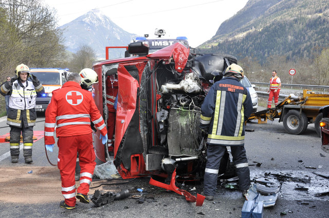 Der Unfalllenker musste von der FFW Imst mit der Bergeschere befreit werden.
