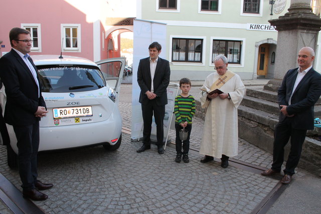 Erstes Sarleinsbacher Elektroauto: Präsentation und Segnung.