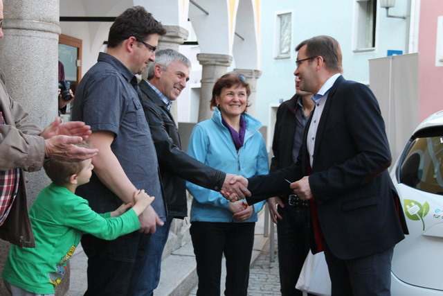 Erstes Sarleinsbacher Elektroauto: Präsentation und Segnung.