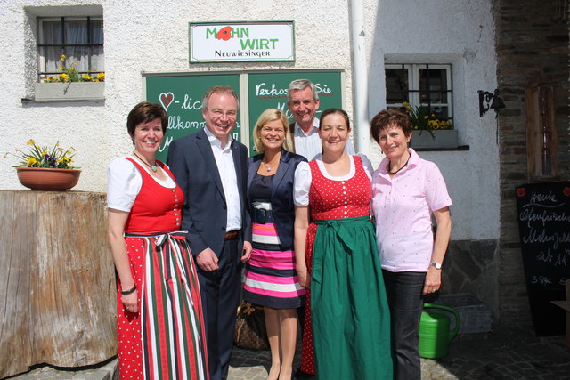 Dr. Gyenge Susanne, Landesrat Dr. Stephan Pernkopf, Mag. Klaudia Tanner, die Mohnwirte Rosemarie und Johann Neuwiesinger, Friederike Bruckner. | Foto: Büro LR Pernkopf