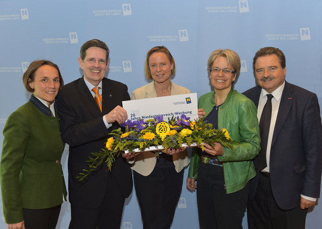 Christiane Windsperger (Prokuristin der Niederösterreich-Werbung), Christoph Madl (Geschäftsführer der Niederösterreich-Werbung), Petra Stolba (Geschäftsführerin der Österreich-Werbung), Landesrätin Petra Bohuslav und Fritz Kaufmann (Spartenobmann der Wirtschaftskammer Niederösterreich)