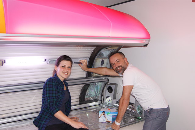 Belinda Sageder (li.) von der Stadtmarketing GmbH lässt sich vom Tropic Sun-Geschäftsführer, Mario Felicetti, die Geräte erklären. | Foto: Stadtmarketing Traun