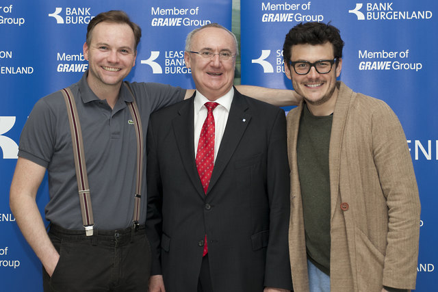 Gerhard Nyul, Vorstandsdirektor der Bank Burgenland hatte gut Lachen: Thomas Stipsits und Manuel Rubey begeisterten Bank Burgenland Kunden im KUZ Eisenstadt | Foto: BB