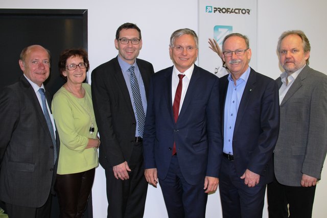 Vizebürgermeister Walter Oppl, Stadträtin Ingrid Weixlberger, NR-Abg. Ing. Markus Vogl, Bundesminister Alois Stöger, Bürgermeister Gerald Hackl und Stadtrat Michael Schodermayr beim Besuch in der „Denkfabrik“ PROFACTOR (v. l.). | Foto: SP