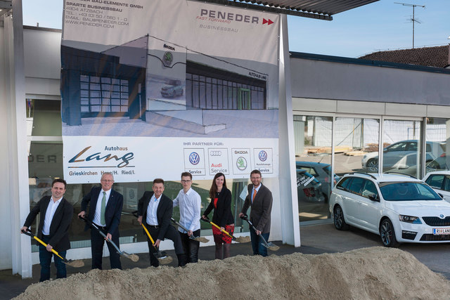 Spatenstich am 15. April: Josef Landlinger (Betriebsstellenleiter Autohaus Lang Ried), Max Egger (Geschäftsführer von Intercar Austria), Albert Ortig (Bürgermeister Ried), Martin Lang (Sohn), Barbara und Günther Lang (Geschäftsführung Günther Lang GmbH). | Foto: Peneder