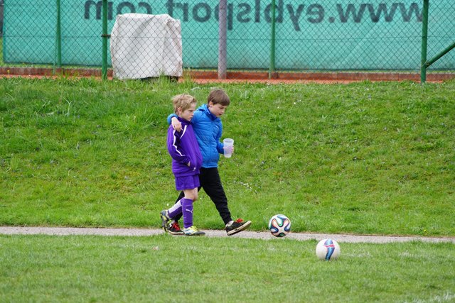 Mentalcoach Simon KIRCHNER kümmert sich nach der Niederlage um Timmy HEIGERER, der sichtlich geknickt war. | Foto: Ursula Erlacher