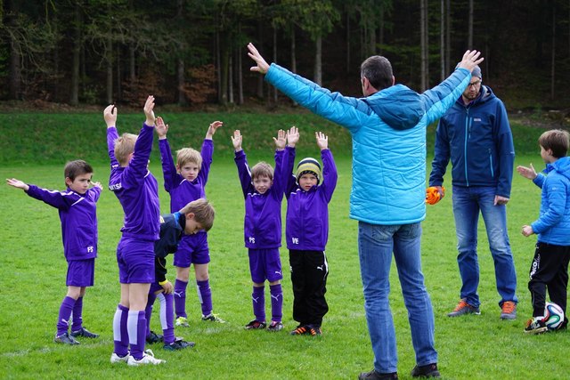 Im Vordergrund Trainer Udo ERLACHER beim Aufwärmen mit den Jungstars! | Foto: Ursula Erlacher