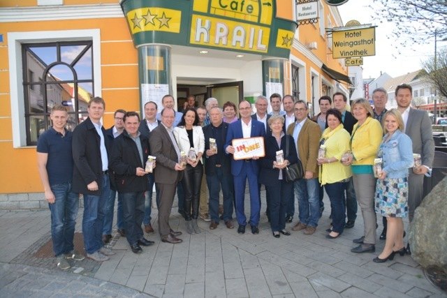 Die 25 Öffi-Tester der ÖVP am Zielort in Oberpullendorf | Foto: Eva Plank