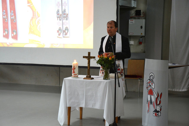 Pfarrer Toni Herk-Pickl segnete die neue Halle. Den Talar mir dem heiligen Florian bekam er von der Stadtfeuerwehr Weiz geschenkt.