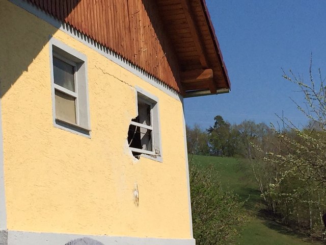 In rund vier Metern Höhe prallte der Mann gegen eine Hausmauer – für ihn kam jede Hilfe zu spät.