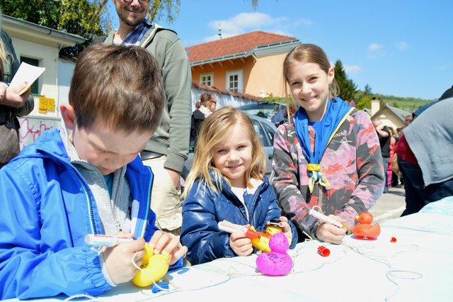 Die Schwestern Lilia und Valentina Weichesmüller und Tobias Stockhammer verpassten ihren Enten noch den letzten Feinschliff.