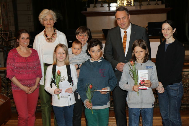 Die Preisträger Leni Spatzenegger, Alexander Vounelakos und Peter Szepannek, des Musikwettbewerbs "prima la musica" bekamen eine kleine Anerkennung. Bürgermeister Josef Schmidl-Haberleitner und Bürgermeisterin Claudia Bock gratulierten. Am Bild mit Klara Haselböck Mag. Franziska Zöberl und Mag. Katherine Mandl.