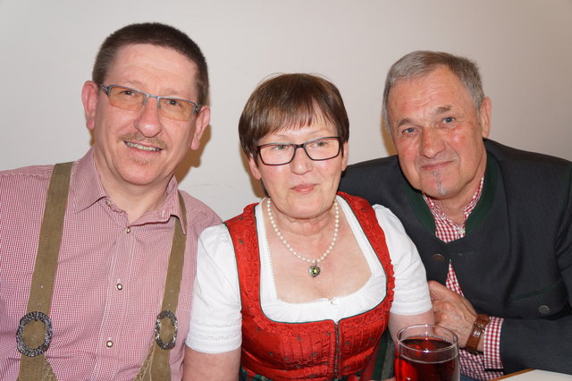 Rupi, Christl und Sepp sind zum ersten Mal in Taiskirchen beim Volksmusikabend.
