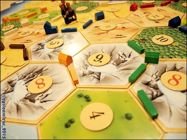 das gute, alte, zeitlose CATAN von KLAUS TEUBER. besiedeln sie die Insel bis jemand 10 punkte errungen hat. ein tolles familienspiel.