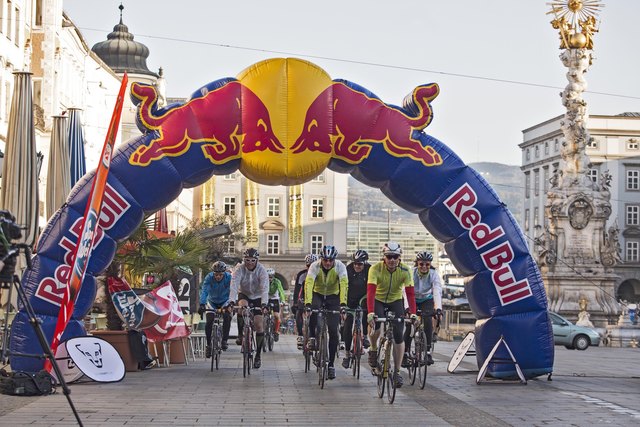 Der Start in Linz mit dem Rennrad, allen voran Rush-Erfinder HP Kreidl.