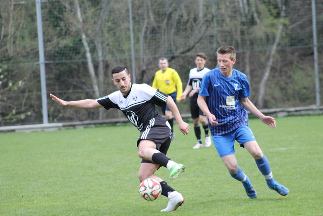 Der SV WinWin Landeck (schwarzes Dress)  holte zu Hause gegen Schmirn beim 2:2 einen Punkt.
