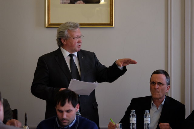 Ungewöhnlich: Bürgermeister (l.) und Vizebürgermeister (r.) kommentierten die Erhöhungen nicht, sondern schwiegen.