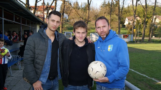Marko Matic und Valentin Payerl, die Torschützen der Kampfmannschaft zum 2:0 mit Obmann Gerald Schober.