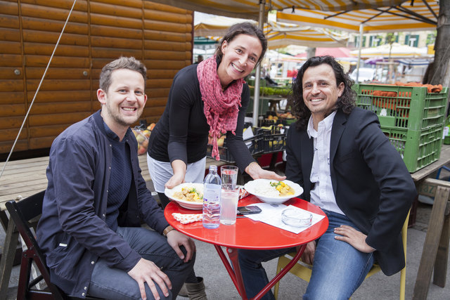 Mit dem Bio-Bauern am Bauernmarkt: Bernhard Gogg (r.) und WOCHE-Redakteur Max Daublebsky mit Nicole Neuhold vom „Rossian“ am Kaiser-Josef-Platz. | Foto: Prontolux